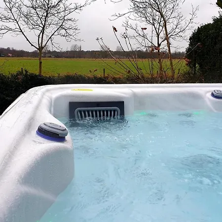 De Scherpenhof, Landelijk Gelegen Met Optie Jacuzzi 住宿加早餐酒店 Leur