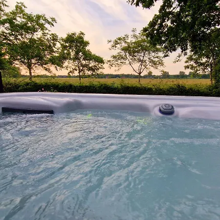 De Scherpenhof, Landelijk Gelegen Met Optie Jacuzzi 住宿加早餐酒店